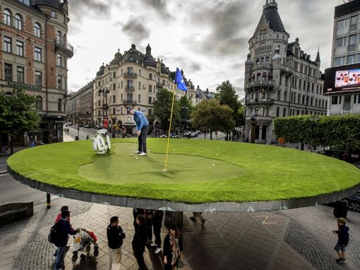 Henrik Stenson spelar golf på Stureplan