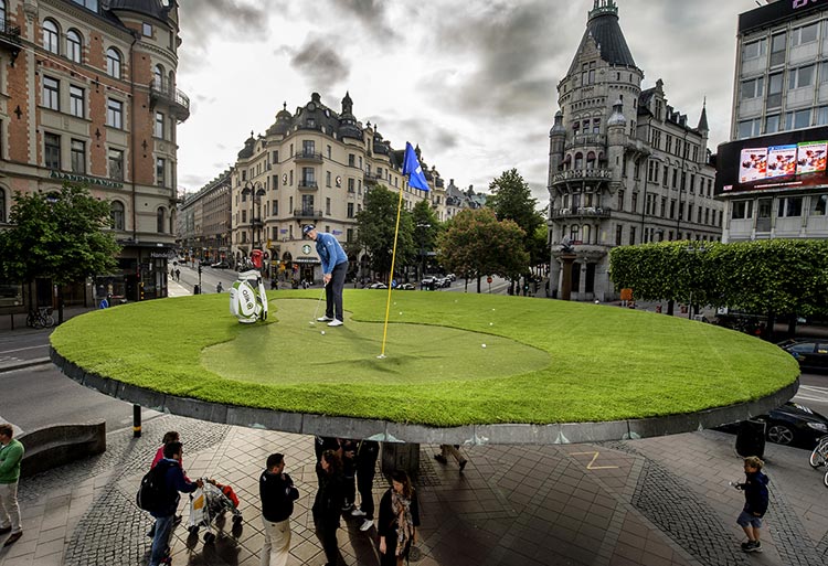 Henrik Stenson spelar golf på Stureplan