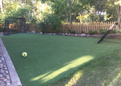 Konstgräs fotbollsplan i trädgård