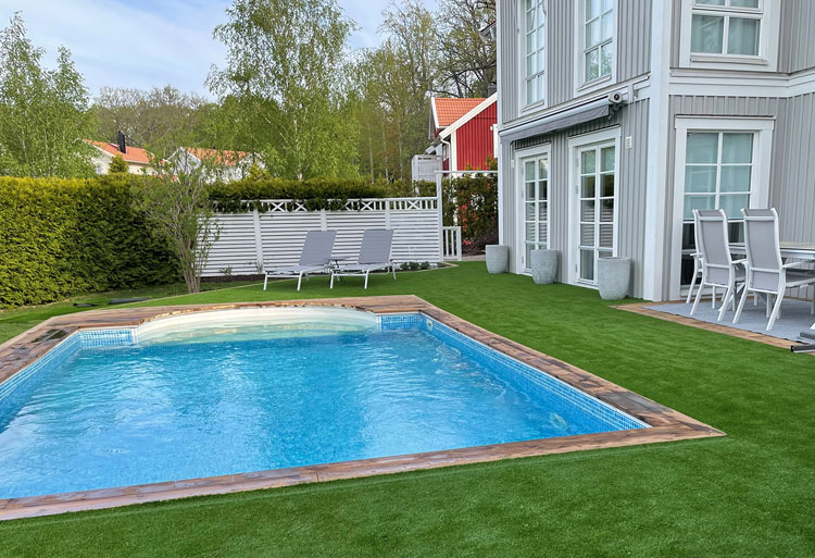 Terrass med pool i Åkersberga